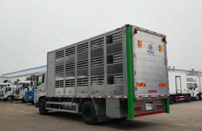 解放天锦畜禽运输车与吸污车 专业运输解决方案的双重奏